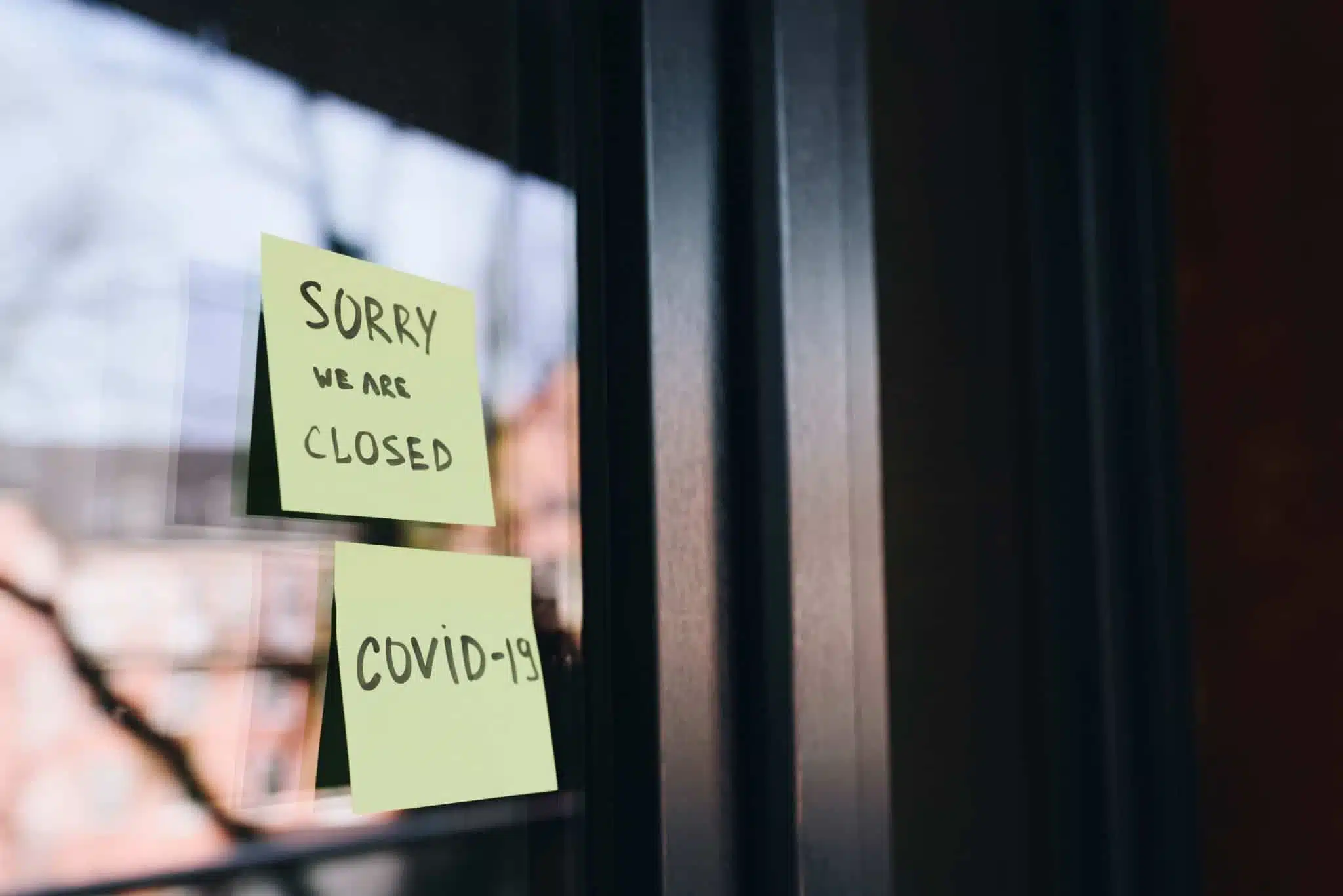 Business closed post-it because of COVID-19
