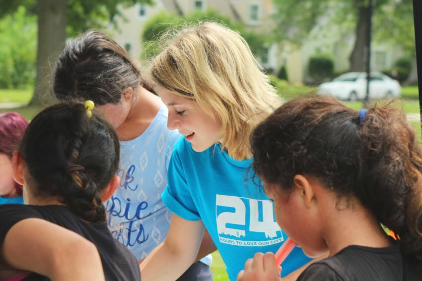 Student volunteering to complete National Honor Society hours