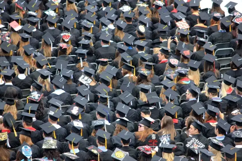 Graduados universitarios en una universidad asequible