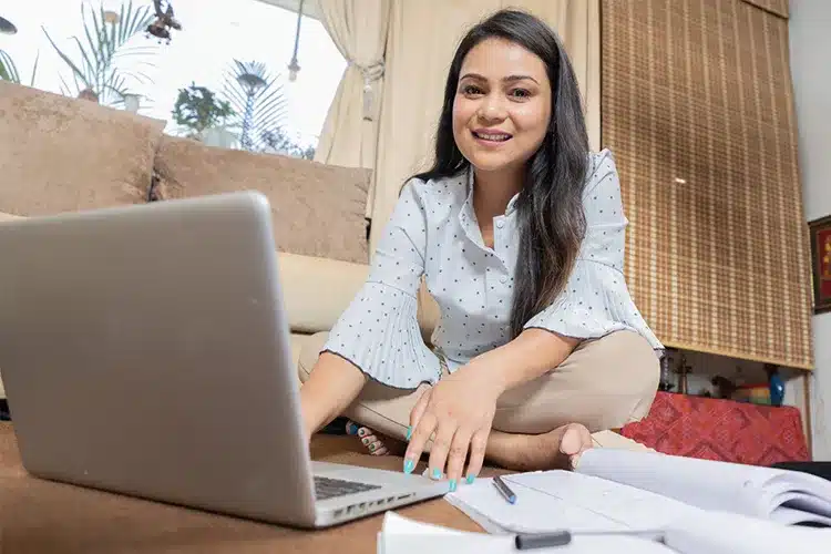 a female entrepreneur earning her MBA online