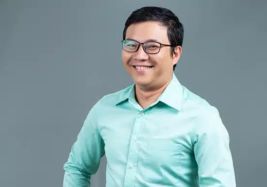 a male MBA graduate of UoPeople