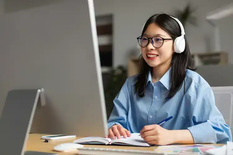 a female bachelor's student taking online classes