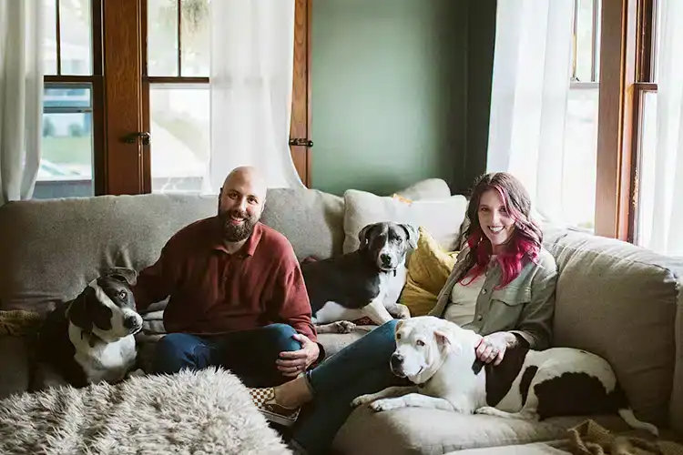 UoPeople MBA graduate with his family and dogs
