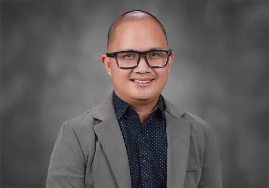 a male M.Ed. alum of UoPeople