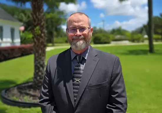 a male business administration bachelor's degree student at UoPeople