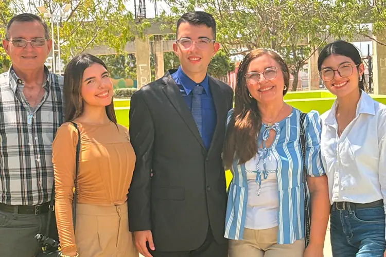 a male Computer Science student of UoPeople