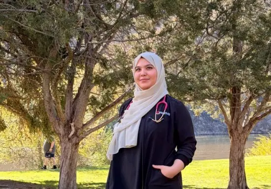 An Afghan woman Health Science graduate of UoPeople